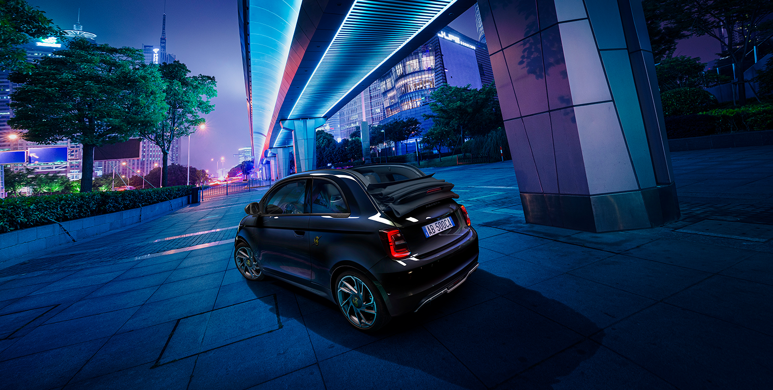 Abarth 500e électrique garée devant un bâtiment moderne