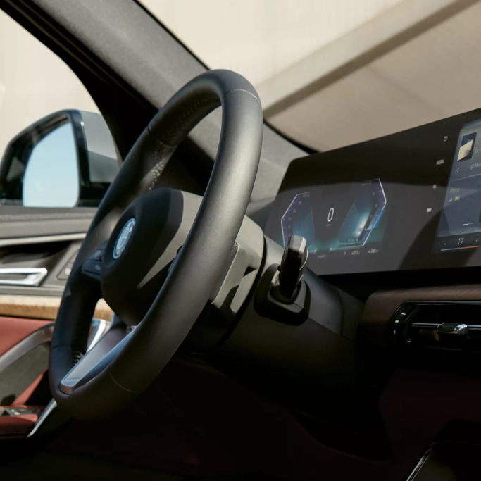 Vue de trois-quarts avant du BMW iX1 électrique sur route