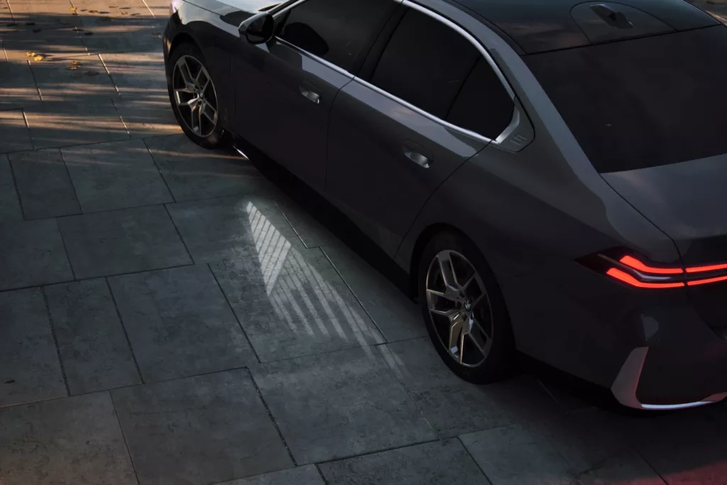 BMW Série 5 vue trois quart projection sol