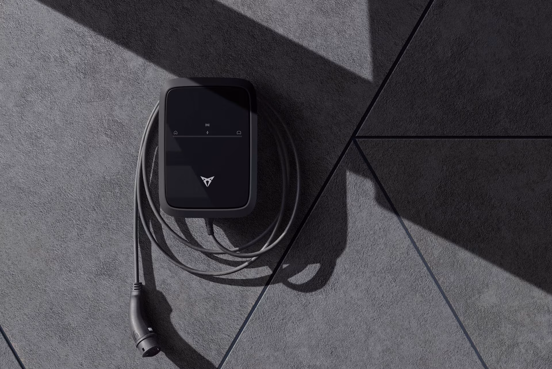 Vue recharge de la Cupra Leon hybride rechargeable, sièges sport et écran digital