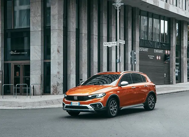 Fiat Tipo vue de trois-quarts avant, mettant en avant la calandre et les feux LED