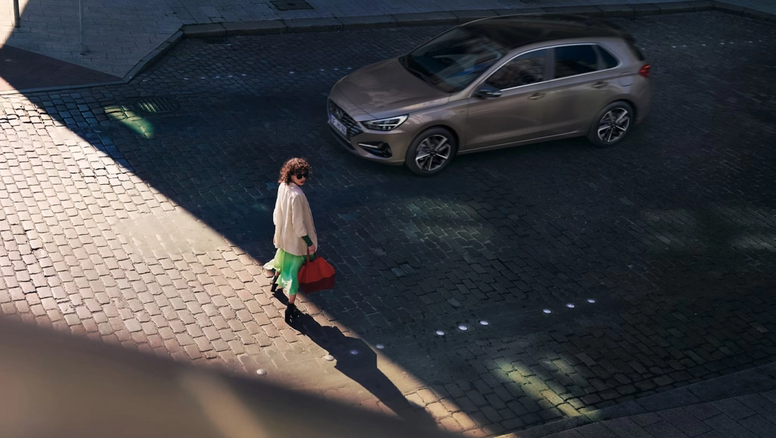 Vue avant de la Hyundai i30 essence sur fond noir