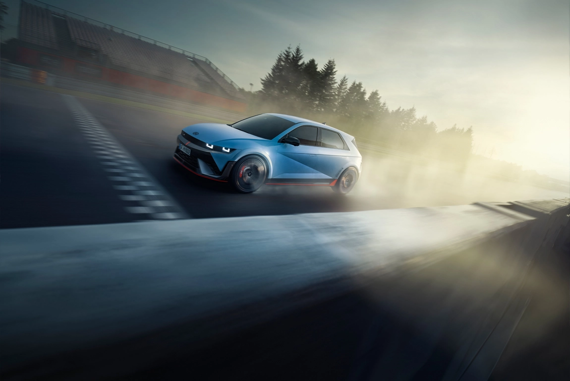 Profil latéral de la Hyundai IONIQ 5 N sur route