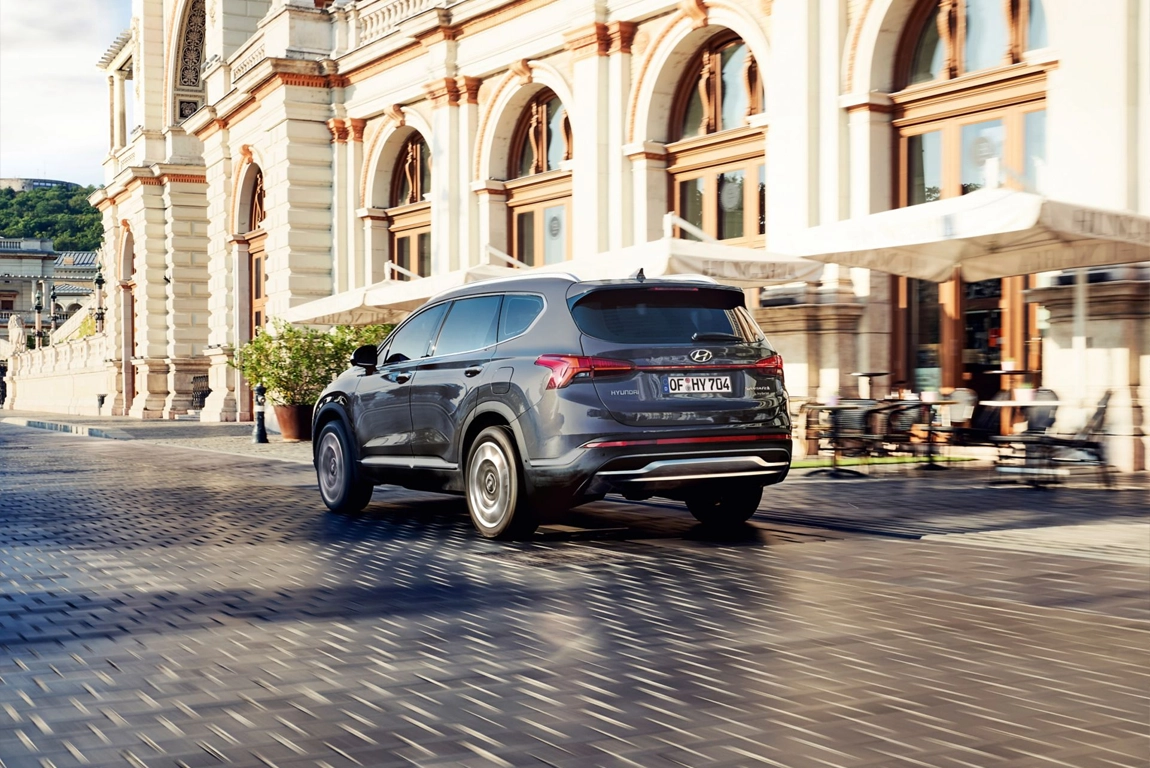 Profil dynamique du Hyundai SANTA FE Hybrid en mouvement