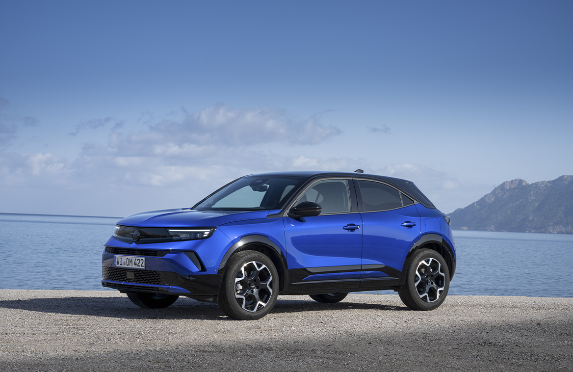 Opel Mokka garé devant un bâtiment moderne