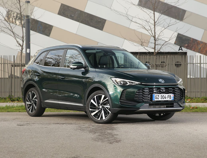 MG ZS Hybrid+ stationné devant un bâtiment moderne