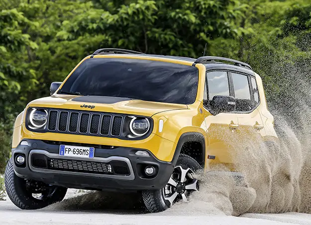 Vue de face du Jeep Renegade Hybride avec feux LED allumés