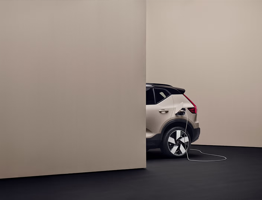 Volvo EX40 électrique en recharge sur borne publique